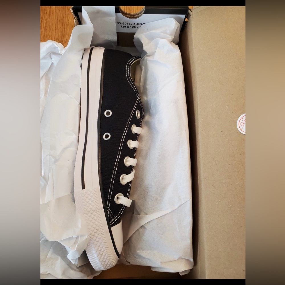 BRAND NEW Converse All Stars Lowtop Size 8.5W. Never worn. Still in box.